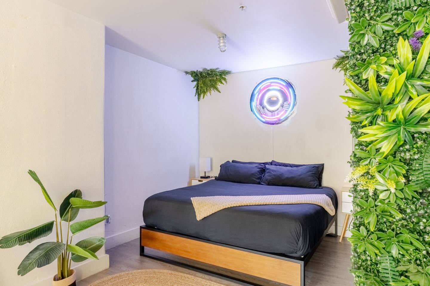 Jungle Escape • King Bed • Walk Downtown & U of A