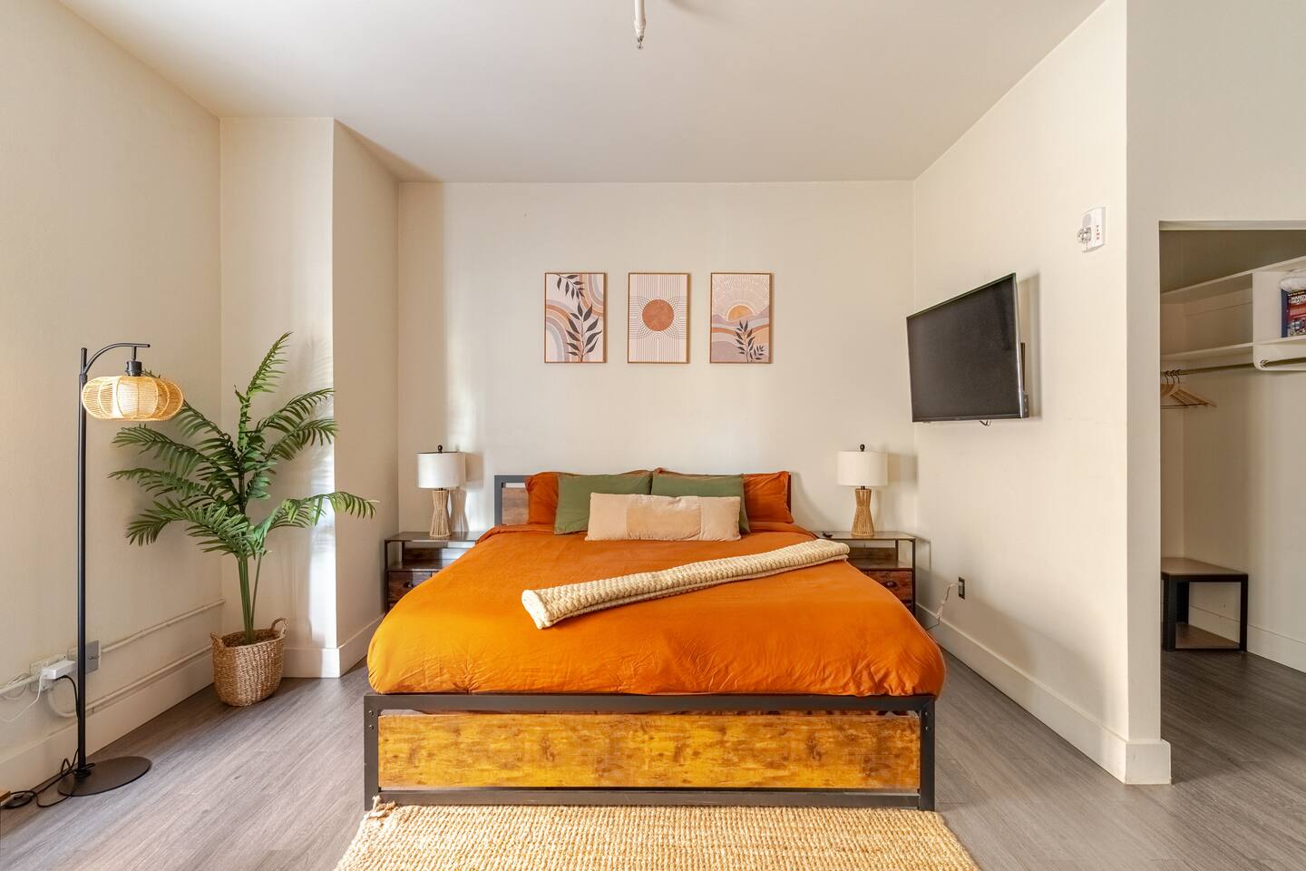 Boho Retreat • King Bed • Walk Downtown + U of A