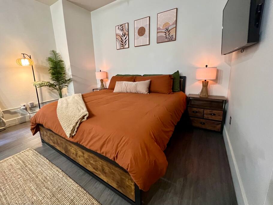 Walk to Nightlife & UofA | Free Parking | King Bed