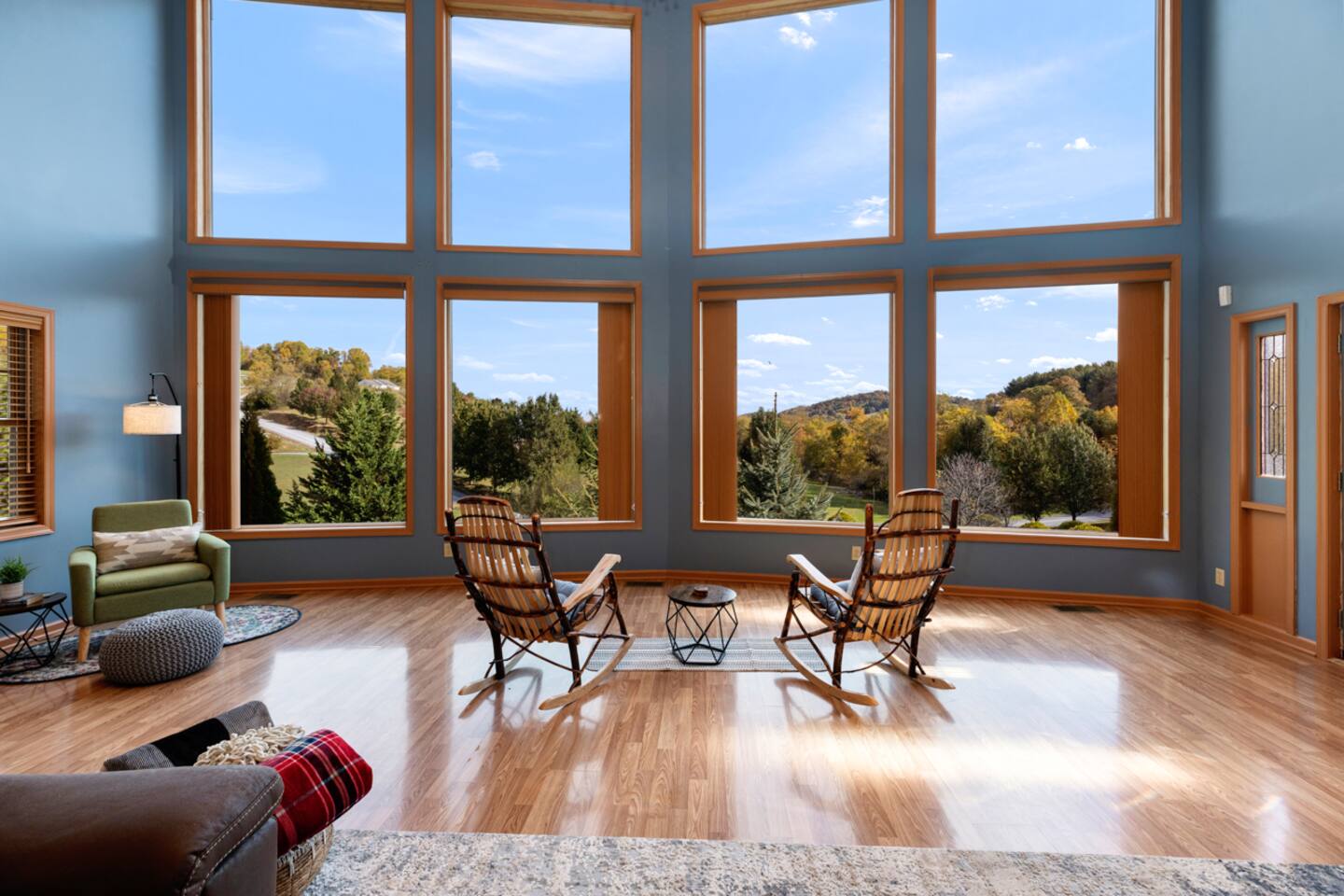 Spacious 5BR • Pool & Views • Near VMI/Lexington