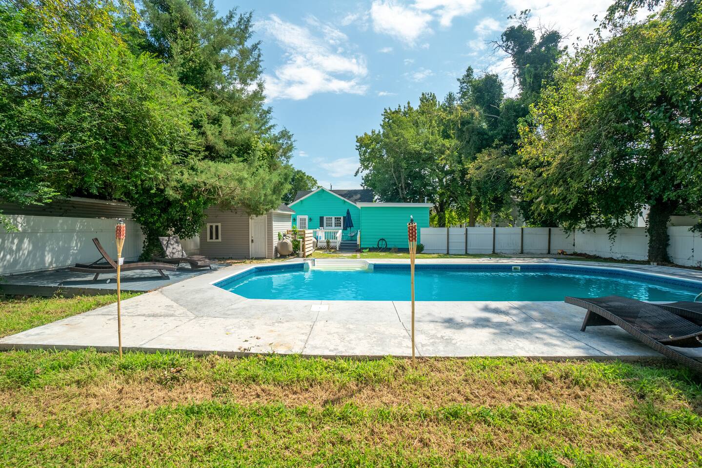 5B Well-Equipped Bungalow & Pool - Holiday Home