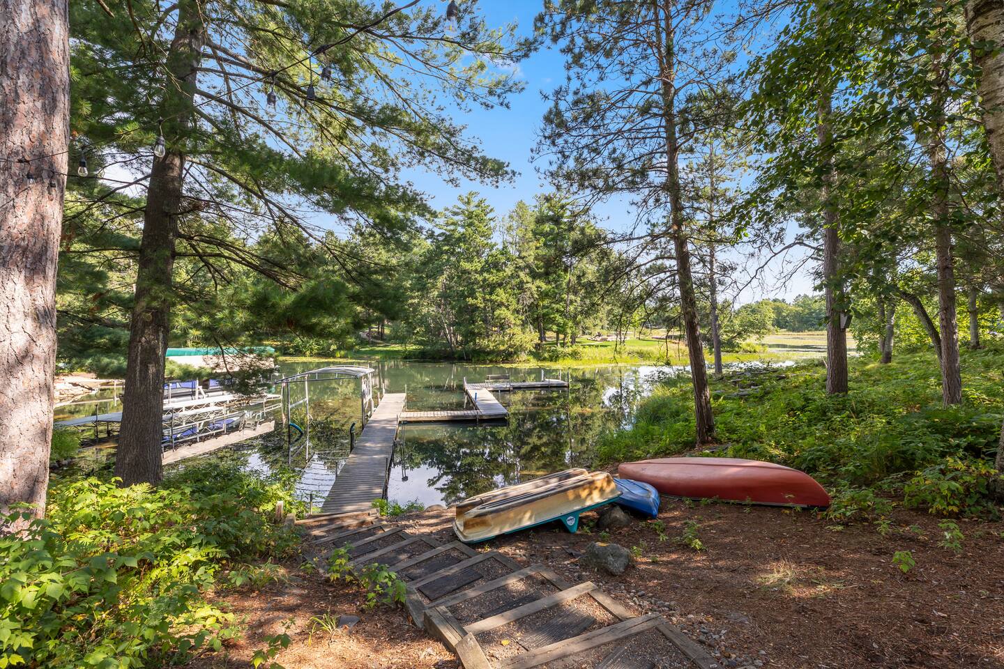 Havilah House — dock and kayak on Hidden Lake
