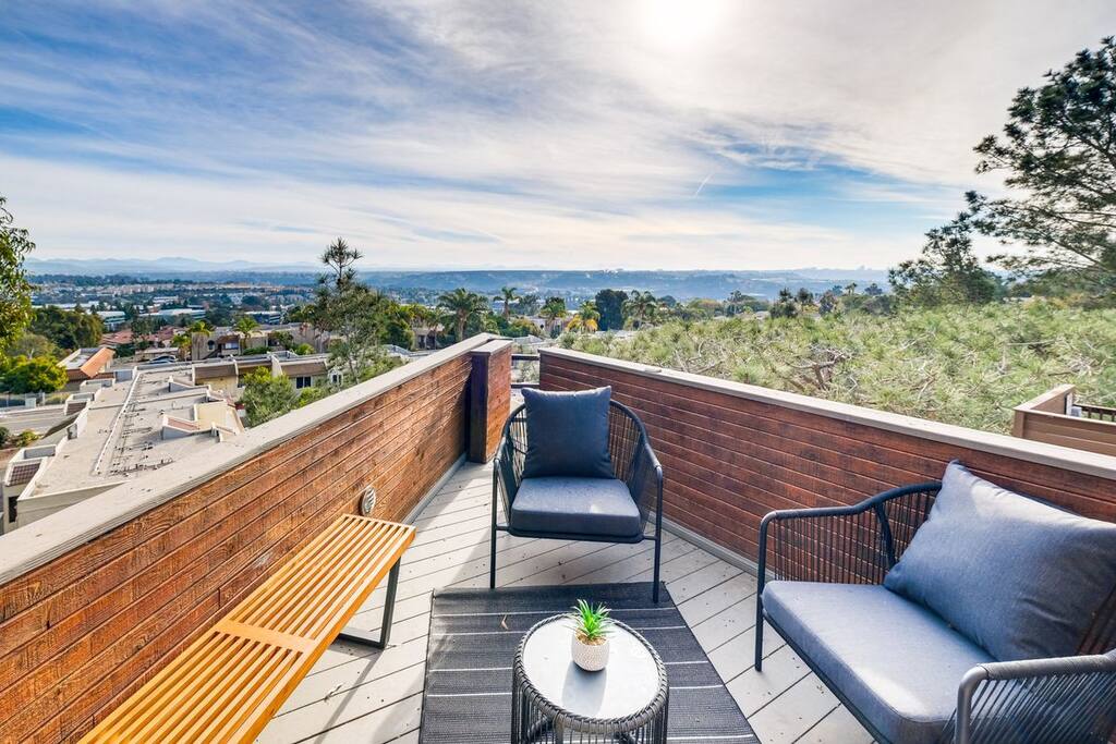 Stunning  Del Mar Home w/ Deck *1 Mile To Beach*