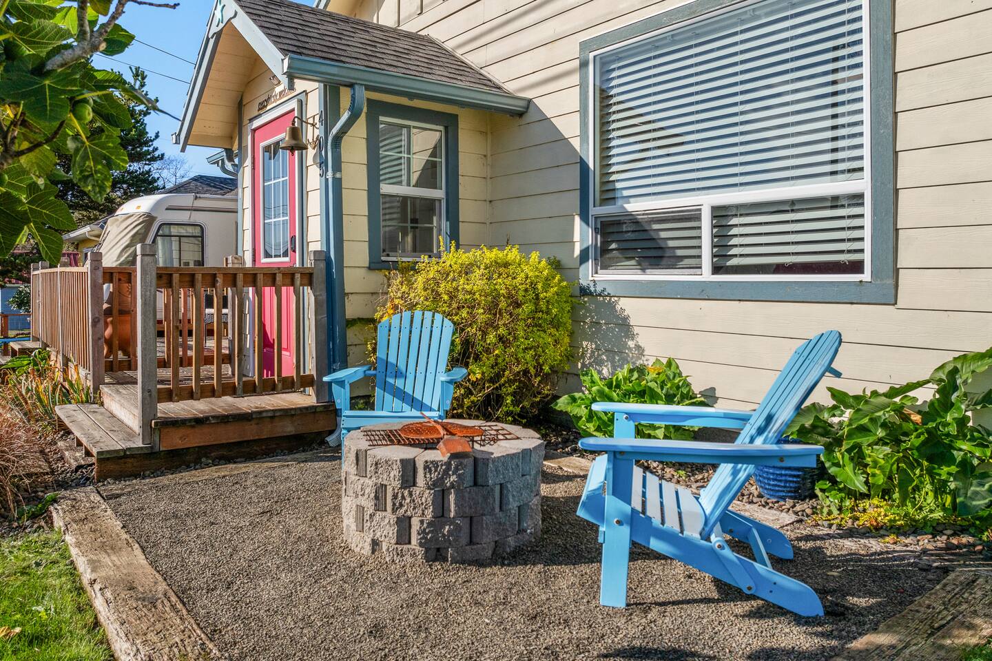 Vintage | Firepit + Deck + Dogs & Walk To Beach