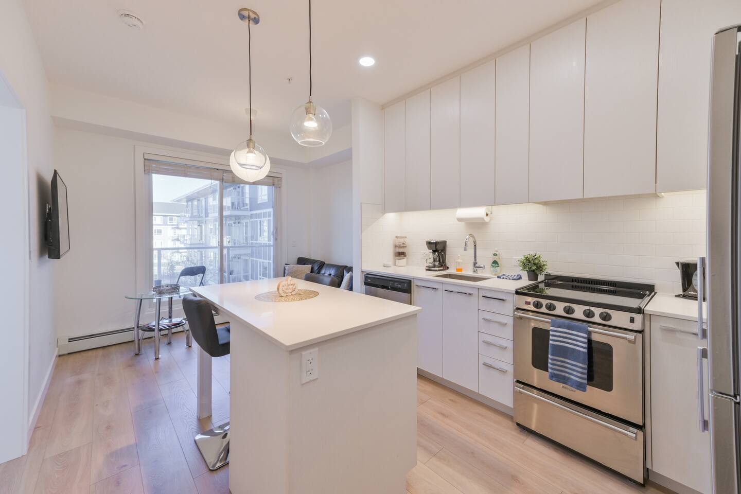 24/7 Gym | Free Parking | Cozy Modern Condo