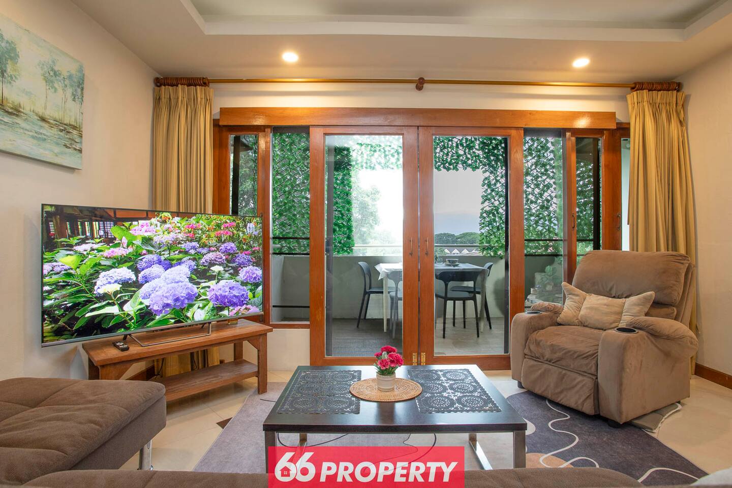 Spacious 2 BR Apt. Train Station