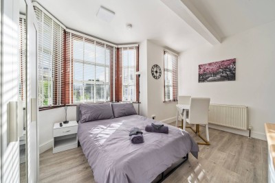 Sunny bedroom in Shepherd’s Bush with attached dining area and great city views. Just minutes from Westfield London, it’s a bright, inviting space perfect for relaxing or working in West London.