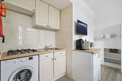 Compact, stylish kitchen in Shepherd’s Bush, Greater London. Just moments from Westfield London, it’s fully equipped for easy meals and designed for comfort near Notting Hill and Hammersmith.