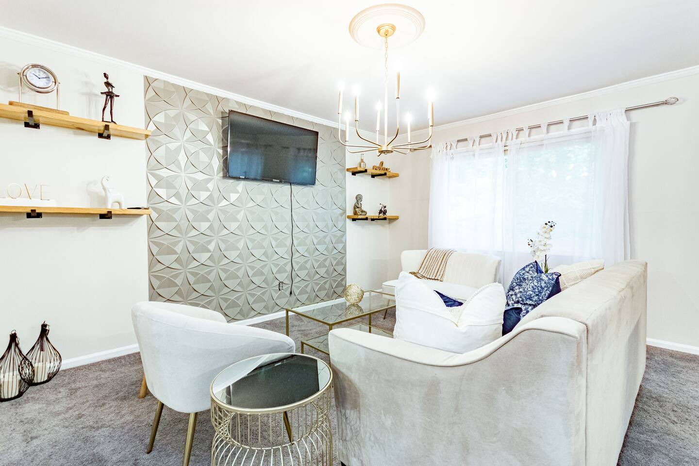 Great townhome near N. Hills with community pool