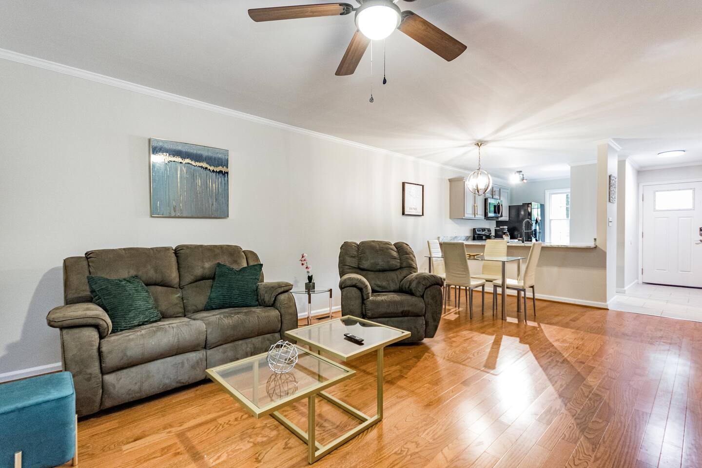 Comfortable 2 en suite townhome near DT Raleigh