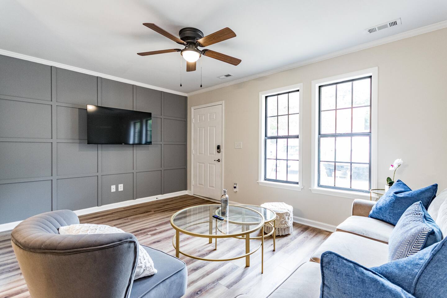 Beautiful  2 bdr Townhome w King bed and free wifi