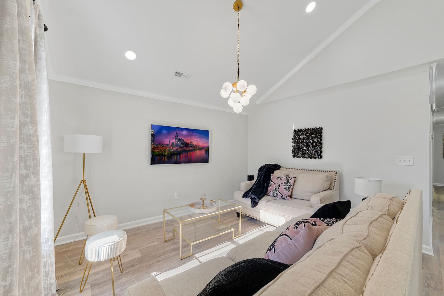 Homey bungalow in DT Raleigh w firepit &k bed