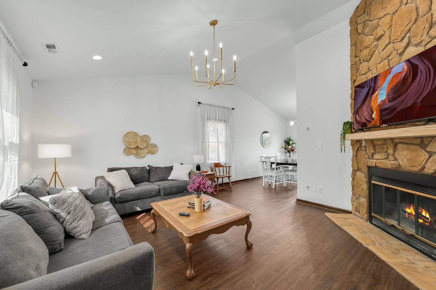 Cute house w big fenced yard - starts at $3.5k/m