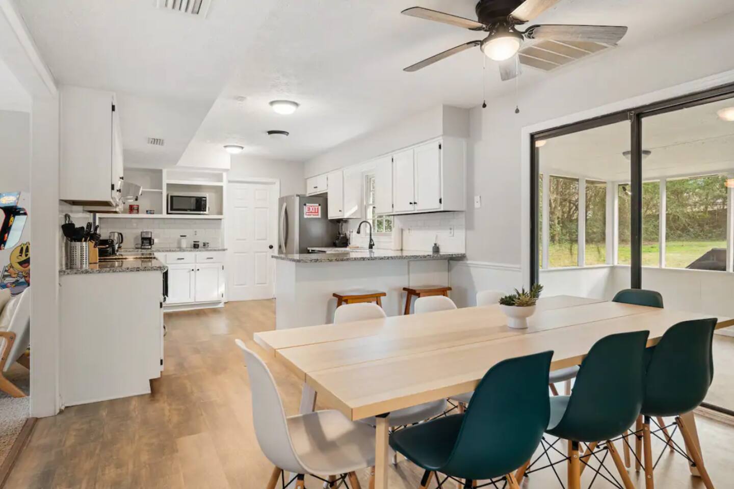 4BR Retreat | Stylish Stay with BBQ and Yard