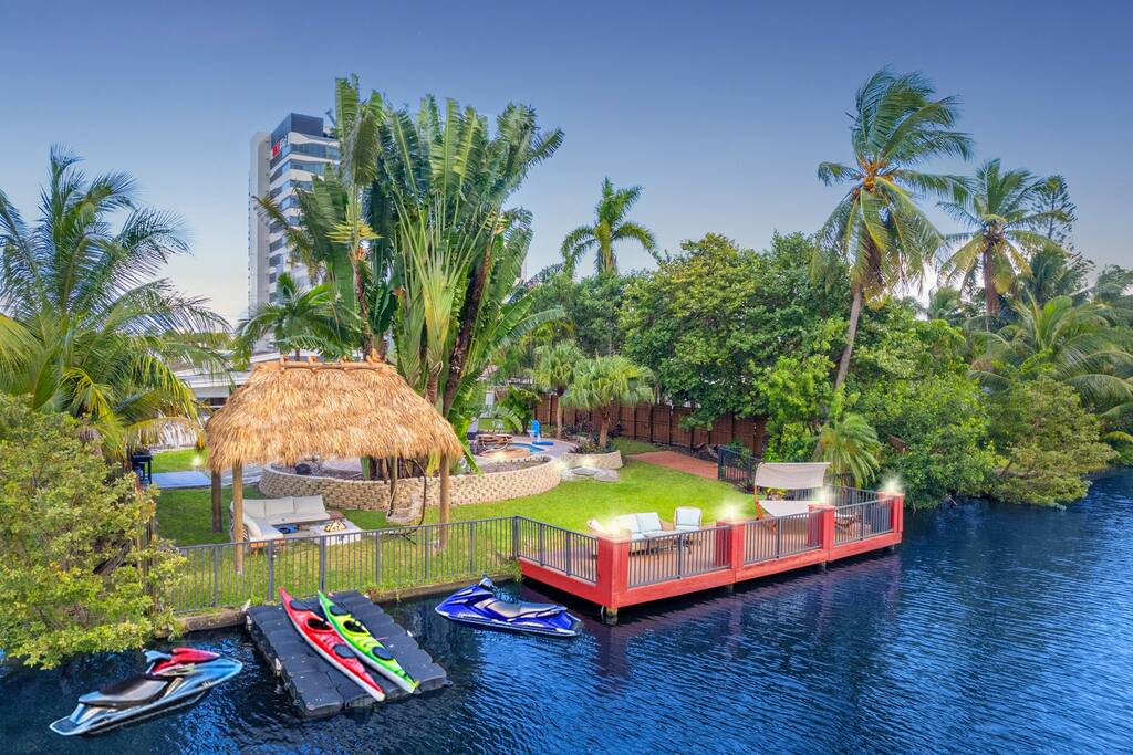 Waterfront Jungle House, Firepit, Kayaks & Sunset