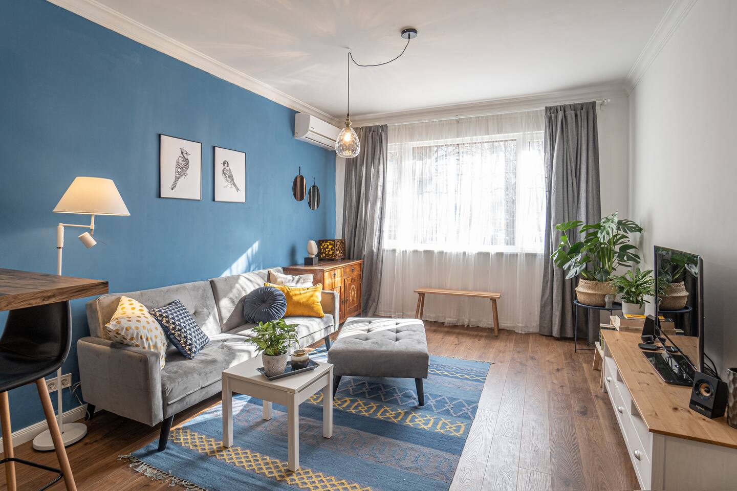 Cozy Apartment Overlooking The Park