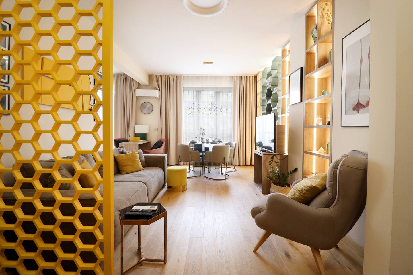 *NEW* Glamours Central Suite + Elevator