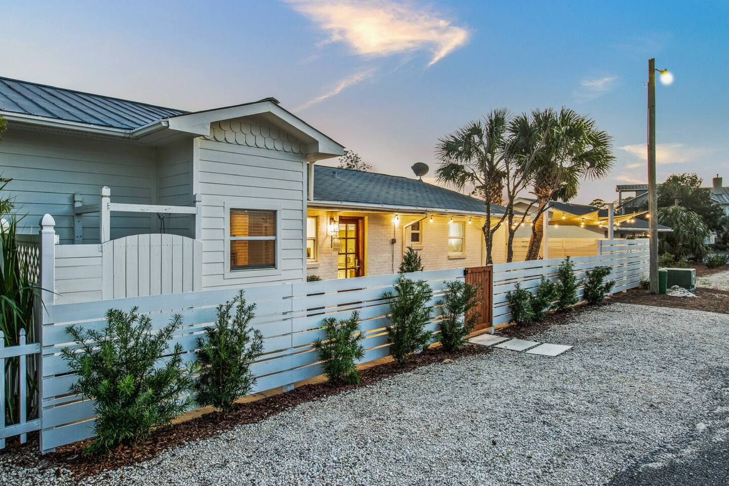 Golf Cart-Hot Tub-Bikes-Beach Gear 4BR Bungalow!