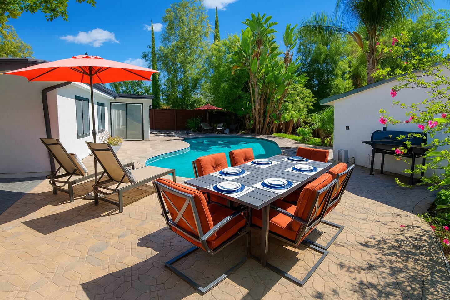 165-Gated Private Modern Oasis Pool-Lawn & Sunroom