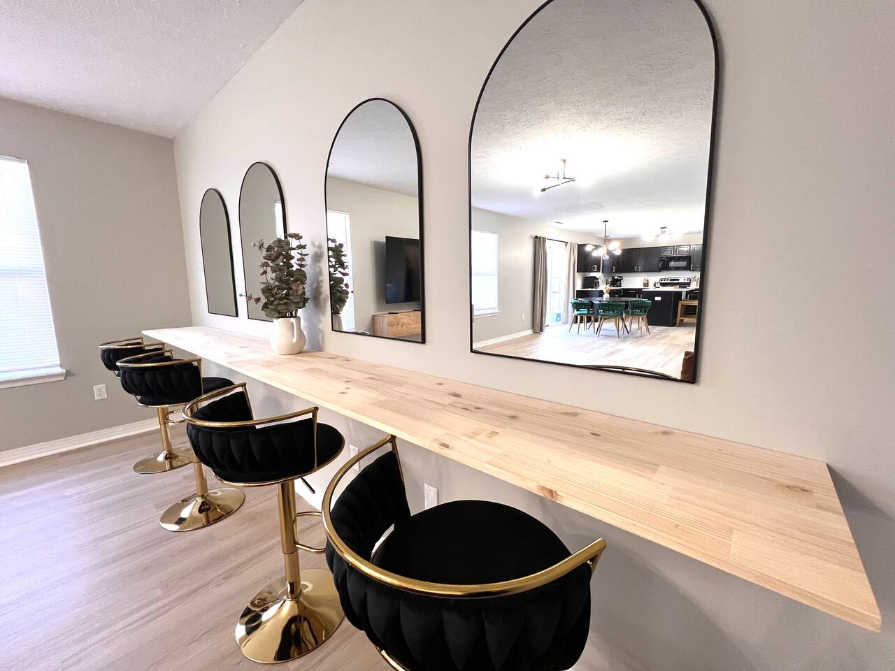 10 mins to Downtown! Spacious! Host 12+ in Indy!