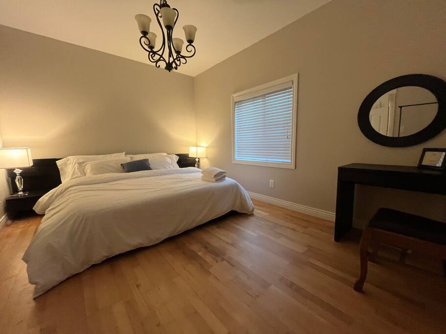King room #101 -Private bath -J&J Chilliwack