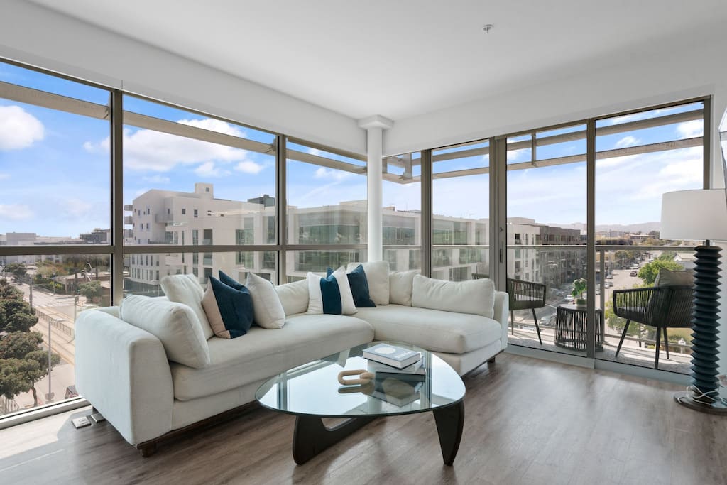 Penthouse in SM - 2BD walk to Beach & Dining
