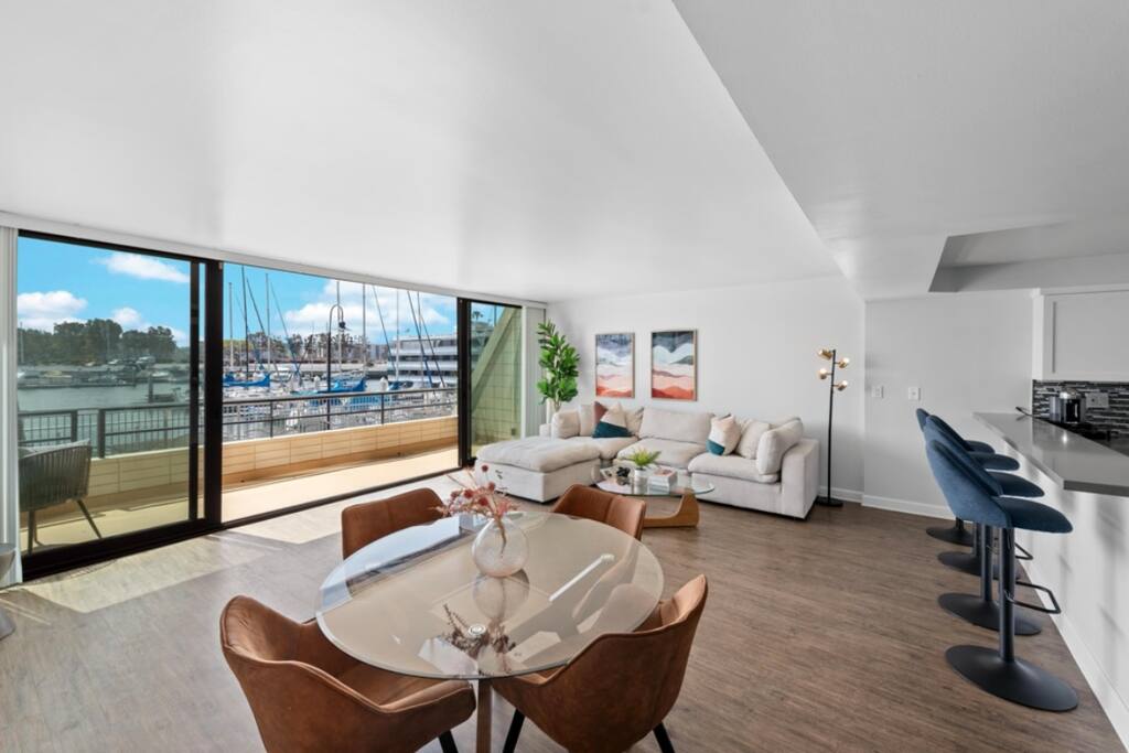 Serene 2BR Apartment with Stunning Marina Views