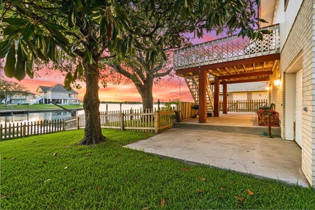 Waterfront Getaway-20 mins from downtown