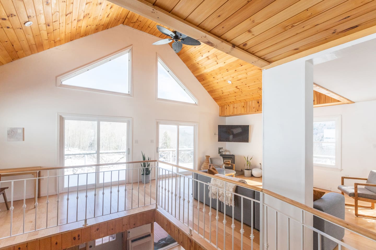 Mountain Views; Open Floor Plan; Jacuzzi Tub