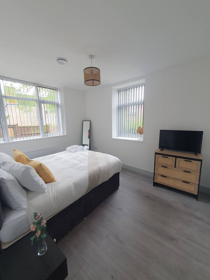 Modern 1 & 2 Bed Apartments, Desborough, Kettering, Sleeps 3, Free Parking, WIFI, Ideal for Families & Relocations