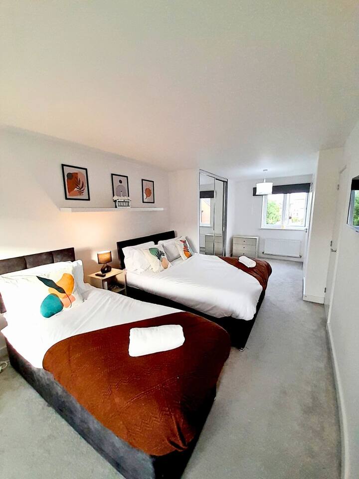 Spacious 3BR House with 3 Bathrooms ideal for Families, Professionals and Relocators near NEC, BHX, HS2 and JLR with Travel Cot, Pets Allowed and Free Parking