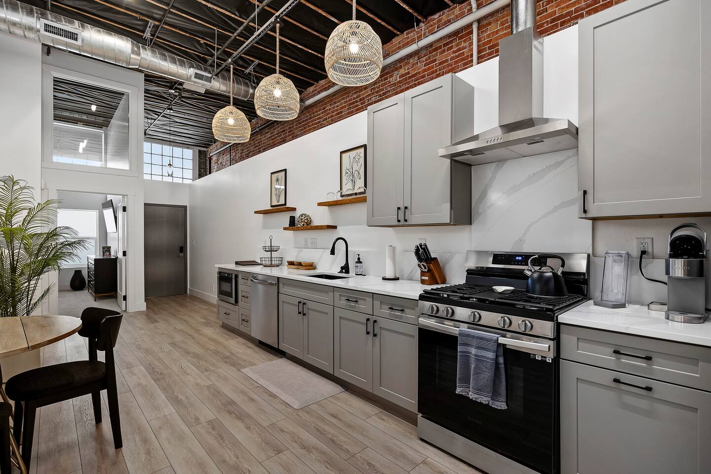 Modern Condo/Chefs Kitchen/King Bd/Great Location