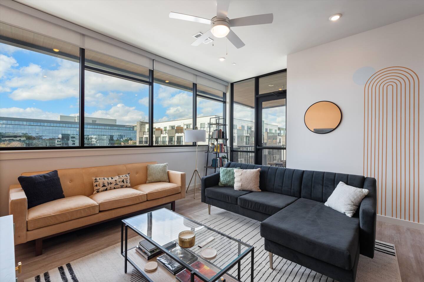 Sunny Side: Music Row Two Bedroom w/Gym & Pool