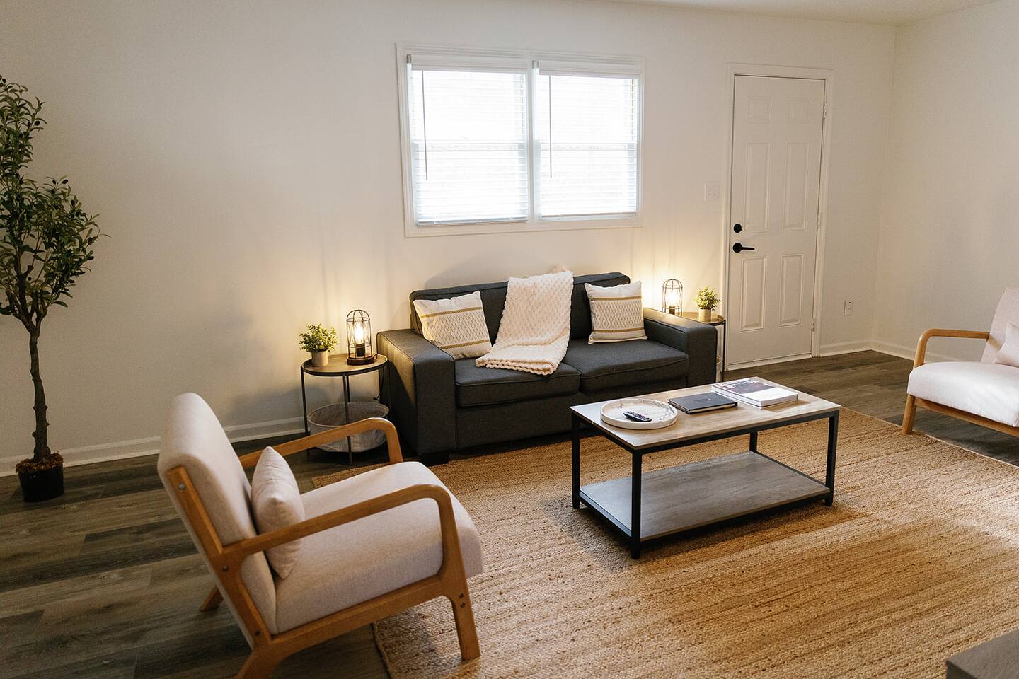 "Morning View 2" Cozy Modern Stay - College/Hiking - Apartment