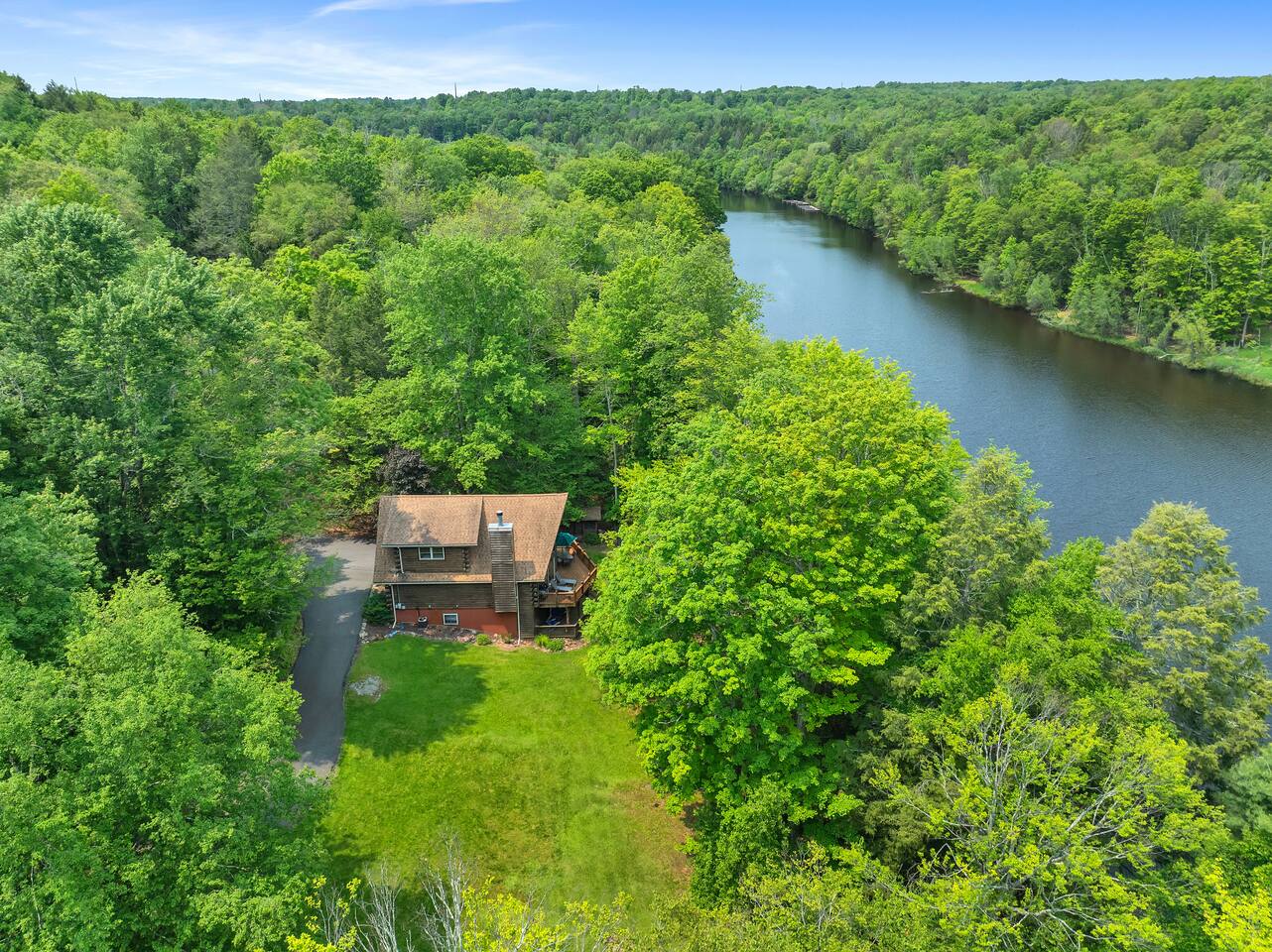 Lazy River Cabin: Lakefront Stay