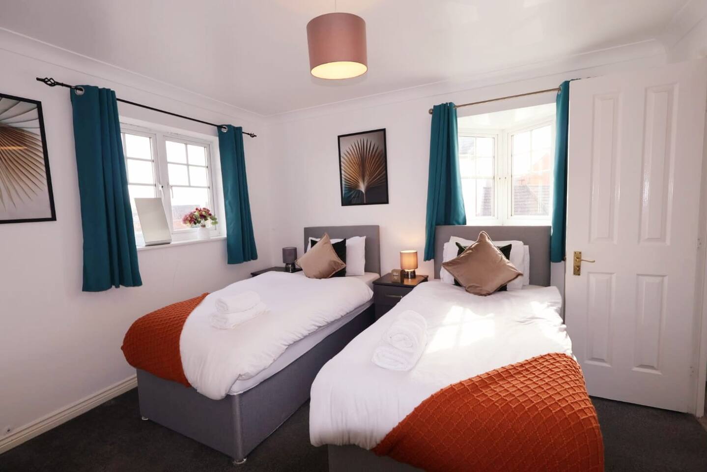 NEC - BHX - HS2 - 4 bed house - 3 bathrooms - Sleeps 8 - Free parking - Birmingham - Travel cot - Pets welcome