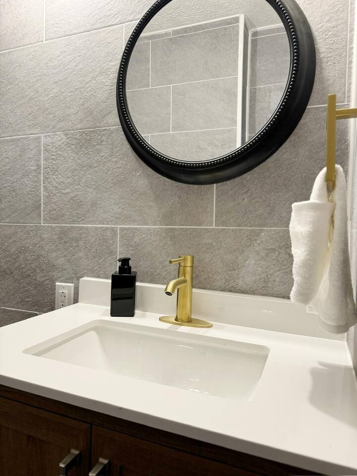 Parkland Home | KING 2BD/1BA Townhome in Ev