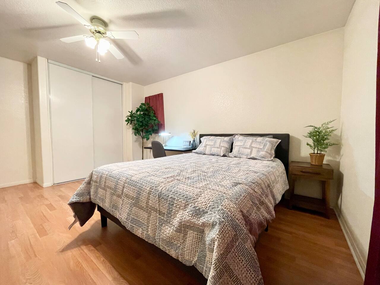 Private Room #4 in Luxury Home, West Lancaster