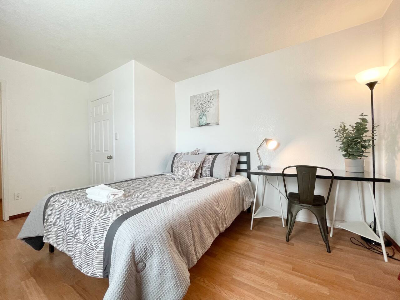 Private Room #7 in Luxury Home, West Lancaster