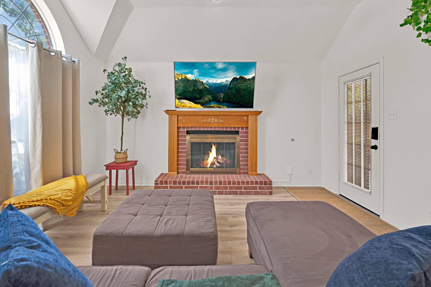 Whisper Hollow: Spa, Game Room