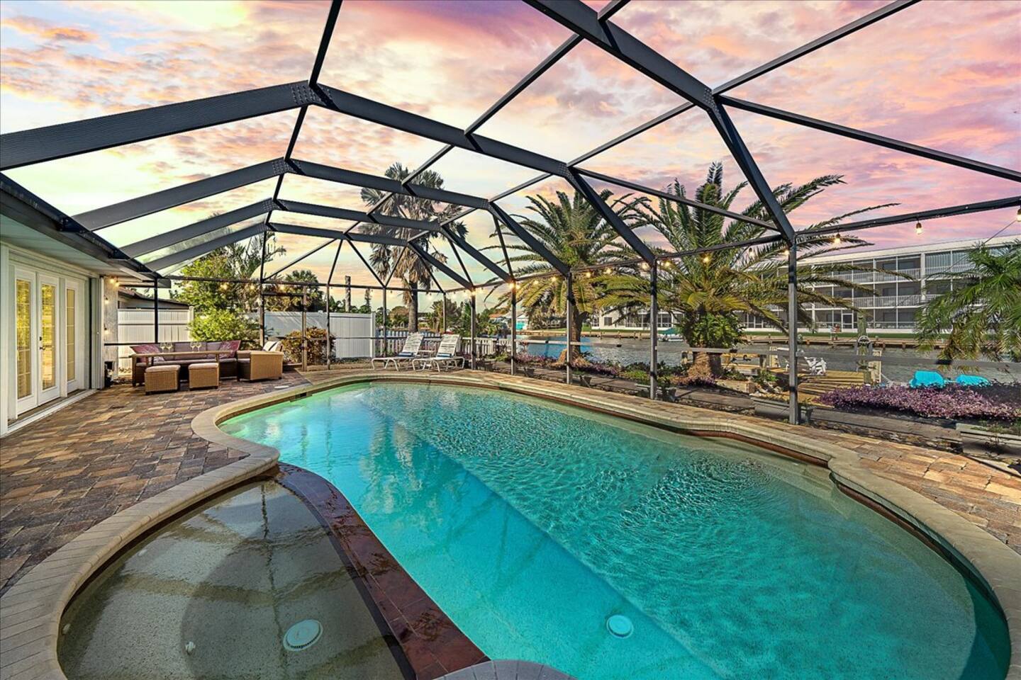 Waterfront- Pool-Hottub-4bd-2BA