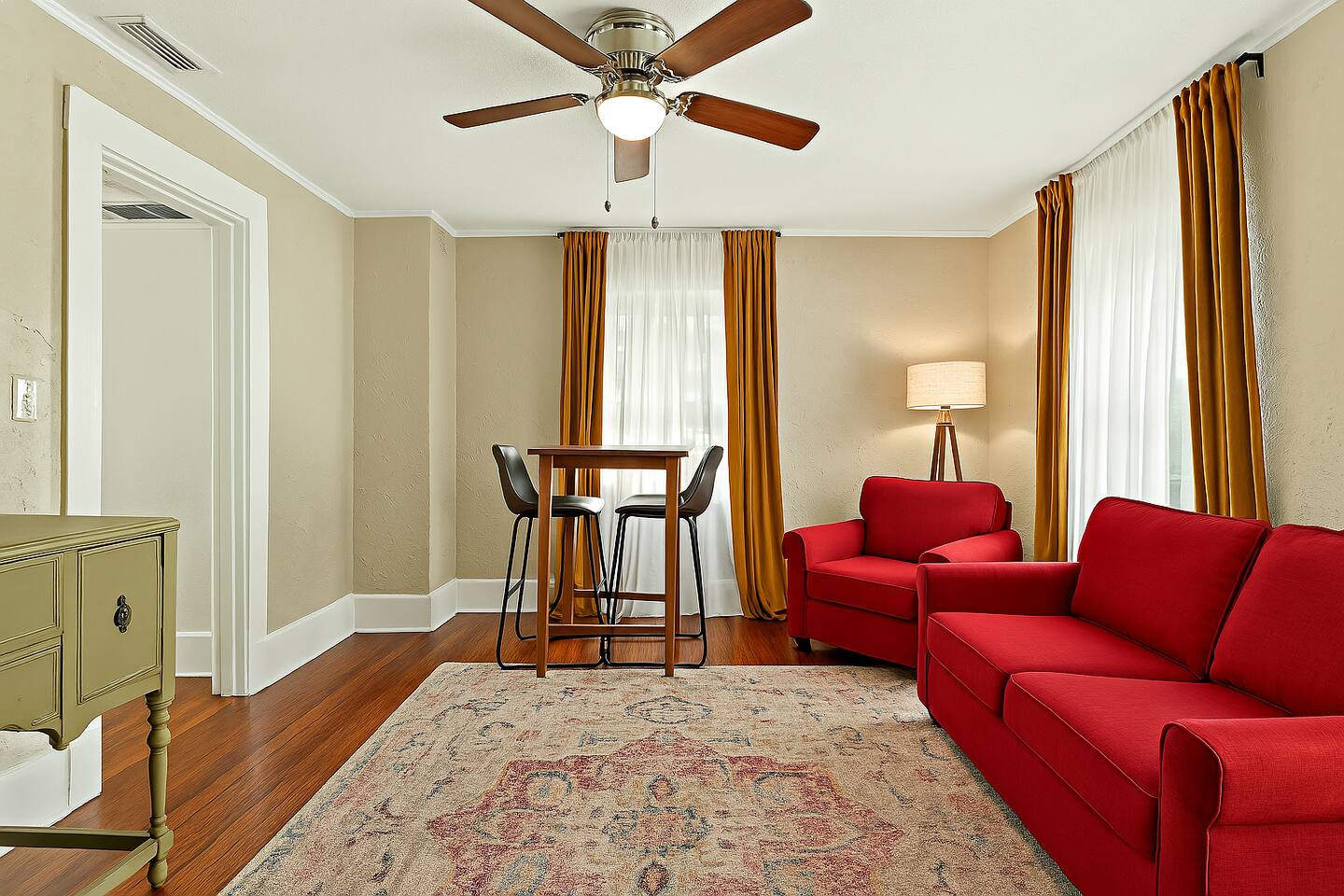 Vintage View Loft (pet-friendly) 2 bed plus Office