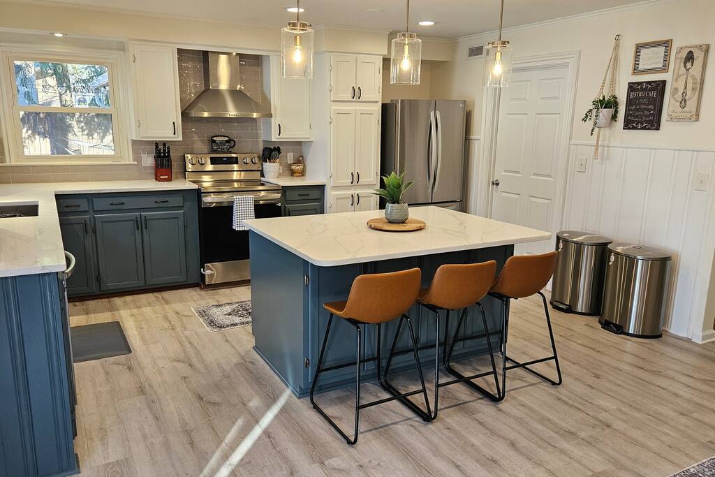 Large Cape Cod, Hot tub, outside entertaining!