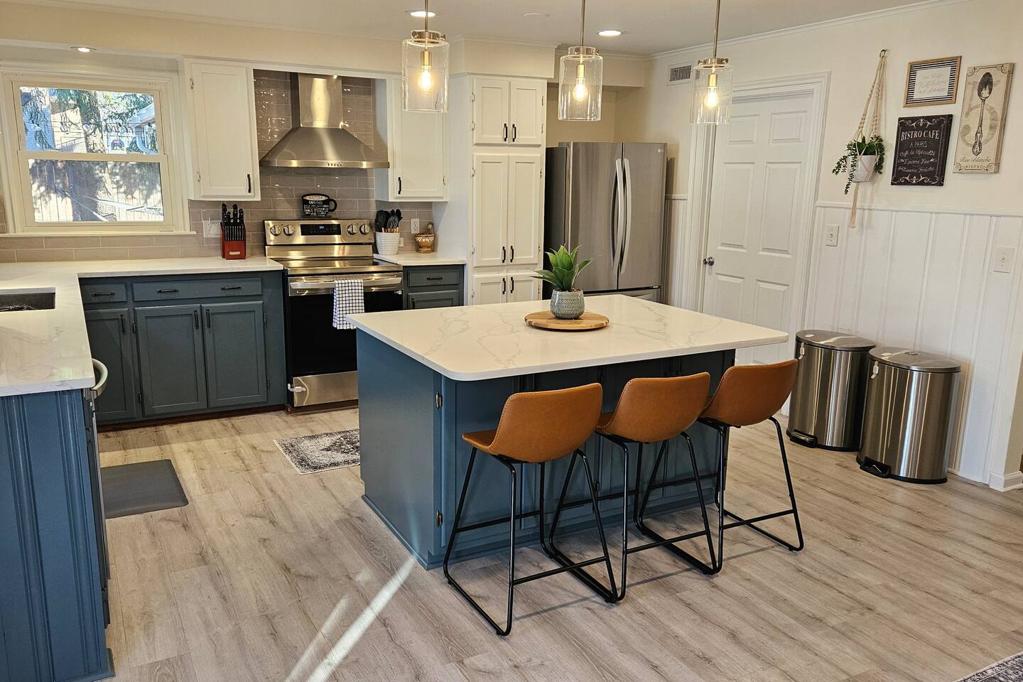 Large Cape Cod, Hot tub, outside entertaining!