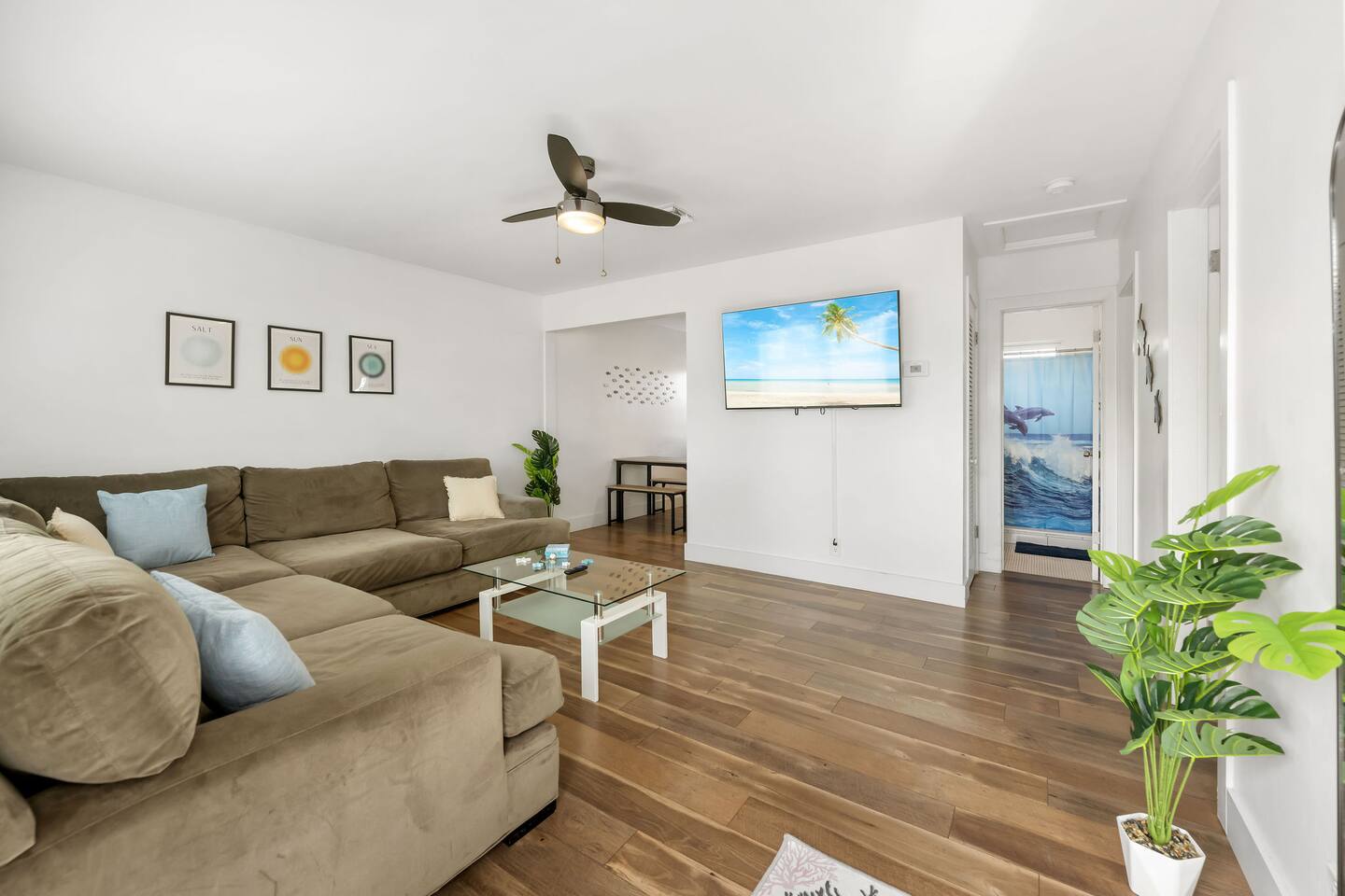 2BR on Swinton - 1 Mile to Beach, 1 Block to Ave