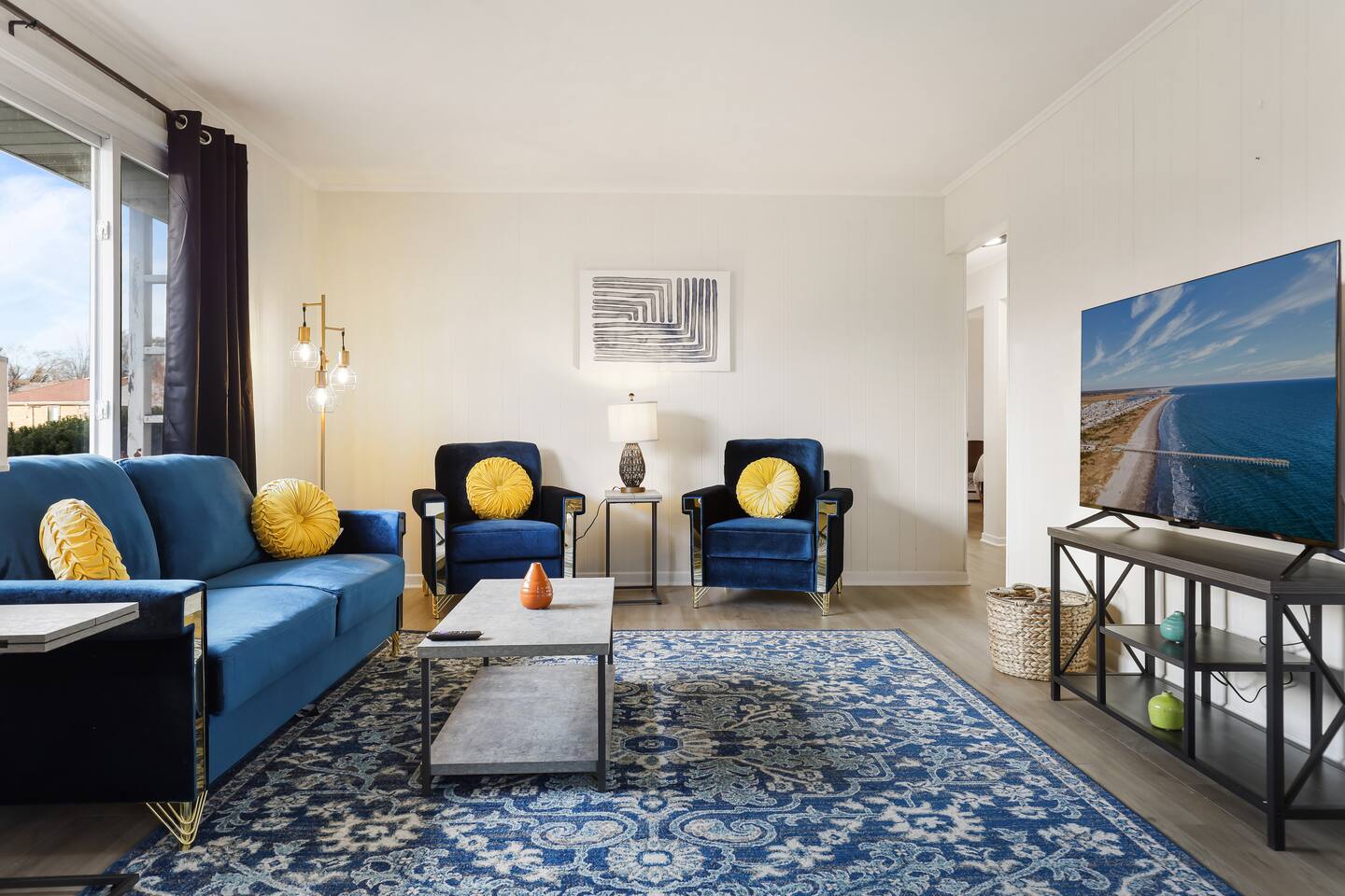 Dazzling Des Plaines: 3 BR, Single Level Home