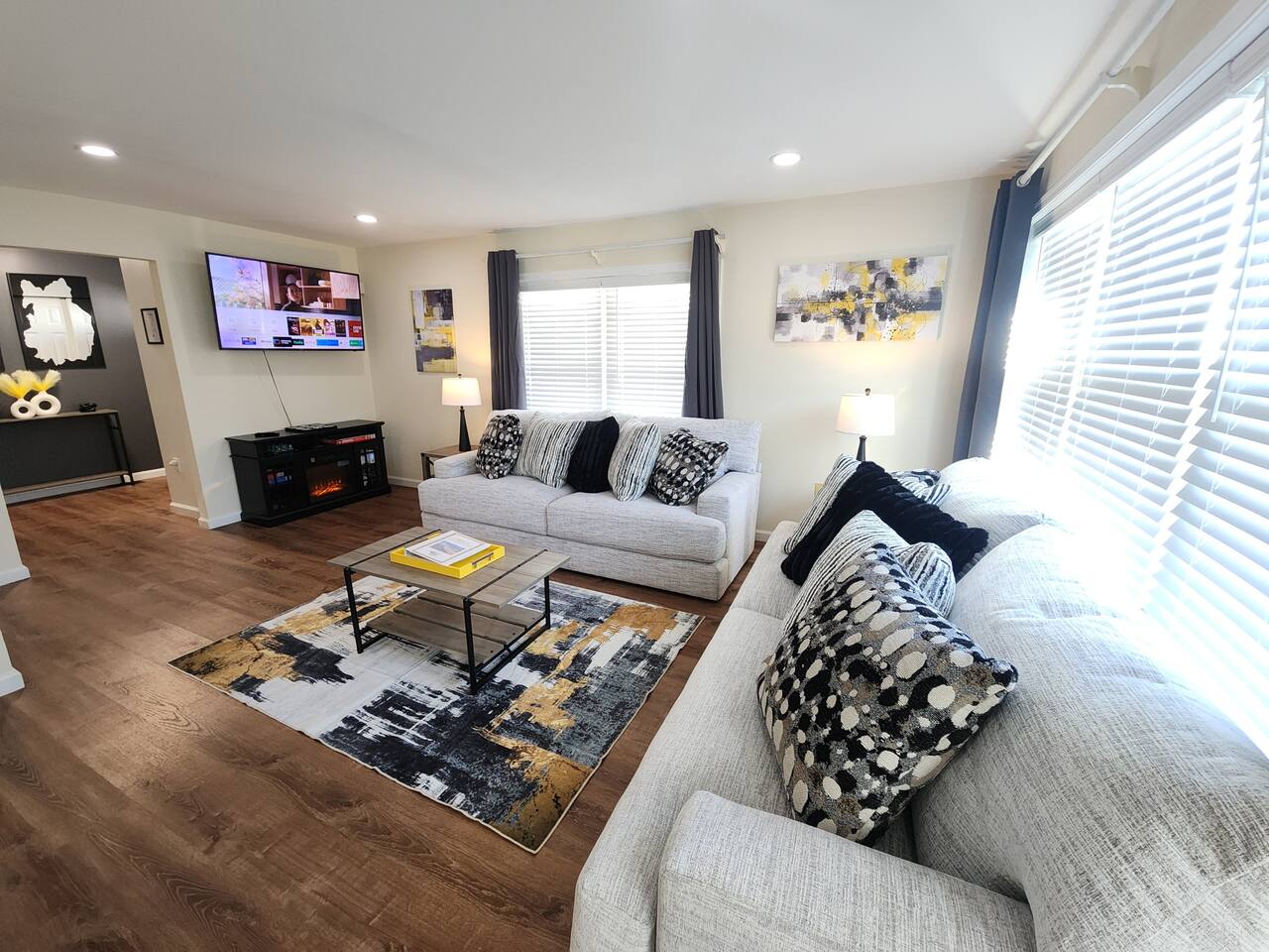 · The Rhode House- Comfortable and Close to All!