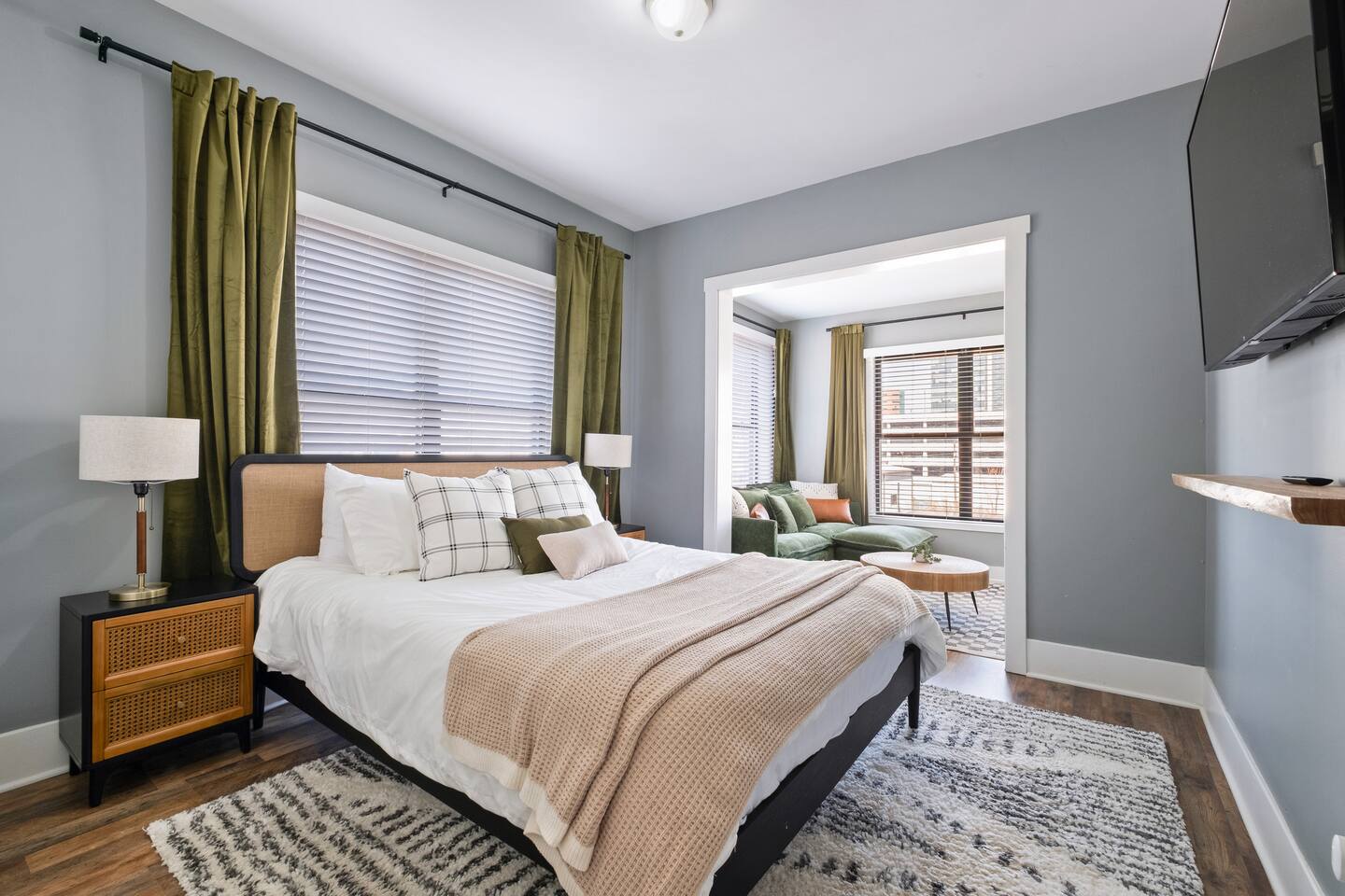 Large BDRM W/private nook. Near UNMC/Blackstone