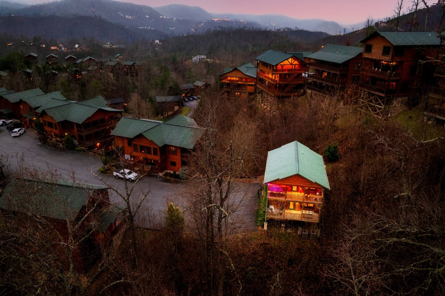 Guest Fave | Christmas Tree • Hot Tub • Game Room