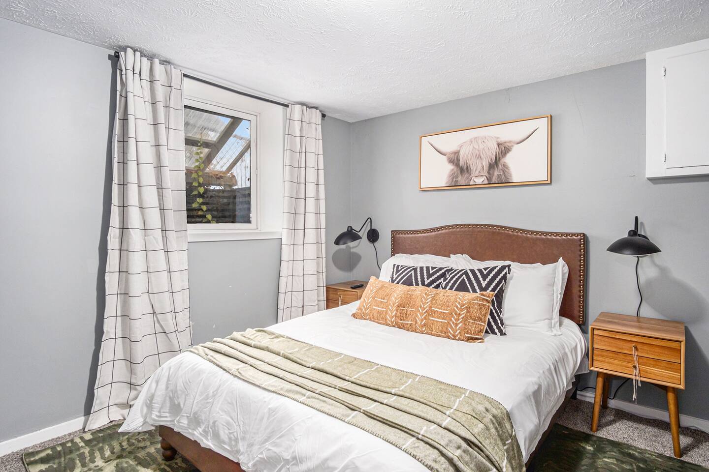 Cozy Private BD + Desk | Central Omaha Near UNMC